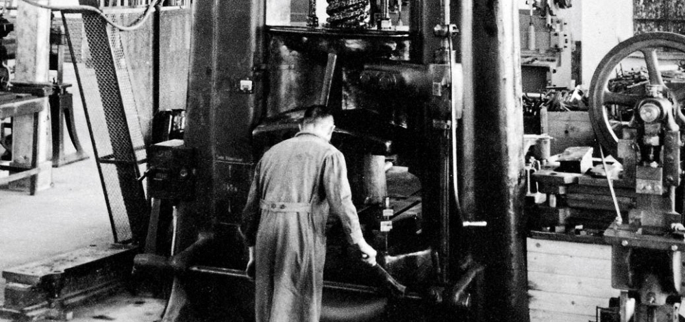 Mann an Maschine in der Frühzeit der Industrialisierung